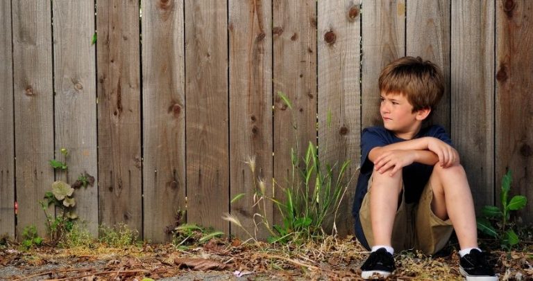 9 jele annak, hogy a gyermeke magányos lehet – ismerje fel időben