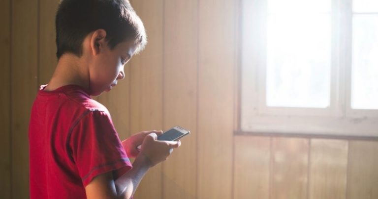 A gyerek „rá van tapadva” a telefonra – mit tehetünk konfliktus nélkül?