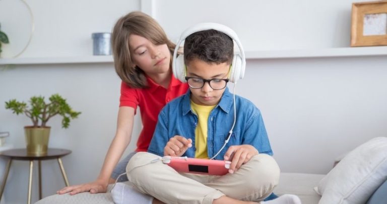 ADHD, képernyők és játék: hogyan segít a neurotorna a hiperaktív gyerekeknek