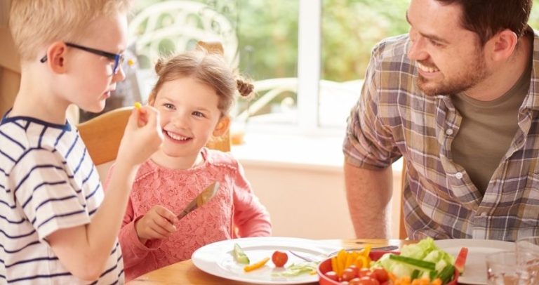 Hogyan segítsünk a gyermeknek elfogadni egy új ételt?