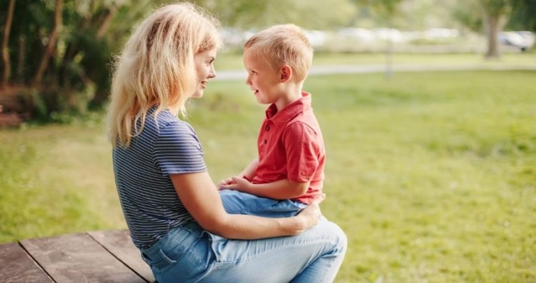 Otthon majd megbeszéljük – a mondat, amely megvédi a gyermeket